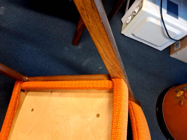 Dansk design stol med orange betræk